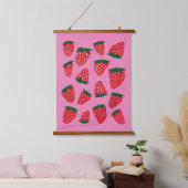 ピンクオーガニック色の背景に赤く染めた夏のイチゴ 吊り下げ型タペストリー (寝室)