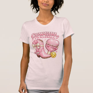 ピンクカウガール・ピックルボール : コケットブーツとパドル Tシャツ