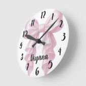 ピンクカスケードラッフルボウエレガントポーガーリープ ラウンド壁時計 (傾斜)