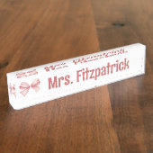 ピンクカスタムコケットボウ詳細付きシックな デスクネームプレート (側面)