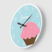ピンクカップケーキブルー水玉模様パーソナライズされた名 ラージ壁時計 (傾斜)