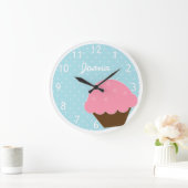 ピンクカップケーキブルー水玉模様パーソナライズされた名 ラージ壁時計 (ホーム)