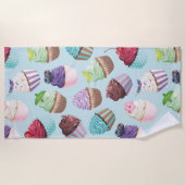 ピンクカラフルとティール(緑がかった色)カップケーキサマープールビーチ ビーチタオル (正面)
