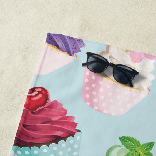 ピンクカラフルとティール（緑がかった色）カップケーキサマープールビーチ ビーチタオル (インサイチュ)