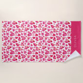 ピンクカラフルのハートパタパーソナライズされたーン ビーチタオル (正面)