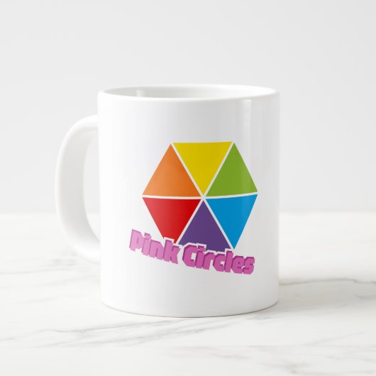 ピンクカラフルの円を持つ三角形文字 ジャンボコーヒーマグカップ (正面左)
