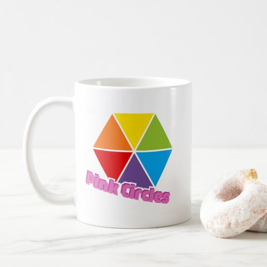 ピンクカラフルの円を持つ三角形文字 マグカップ (ドーナツ)