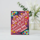 ピンクカラフルの花タイポグラフィ楽観主義引用文 ポストカード (スタンド正面)