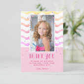 ピンクカラフルスター誕生日キッズガールフォト サンキューカード (スタンド正面)