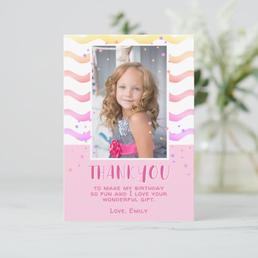 ピンクカラフルスター誕生日キッズガールフォト サンキューカード (スタンド正面)