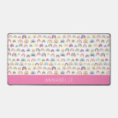 ピンクカラフルレインボーパーソナライズされたの名 デスクマット (正面)