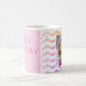 ピンクカラフル波のガーリーハッピーバースデー写真 コーヒーマグカップ (中央)