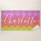 ピンクカラフル色の幾何形状パーソナライズされた ビーチタオル (正面)