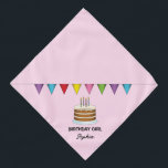 ピンクカラフル誕生日女の子のバナー付きケーキ バンダナ<br><div class="desc">デステイのオリジナル漫画イラストレーションは、4本のキャンドルが付いた茶色のお誕生日ケーキと、ケーキの上にカラフルのバンティングのバナー。背景色は淡いピンク。パーソナル化できる読文字領域の一つ： "誕生日の女の子"一方、別の上に名前の宇宙がある。</div>