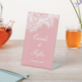 ピンクカードとギフトのホワイトレース 台座サイン (インサイチュ)