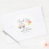 ピンクカーバルーン白い女の子ベビーシャワー ラウンドシール (封筒)