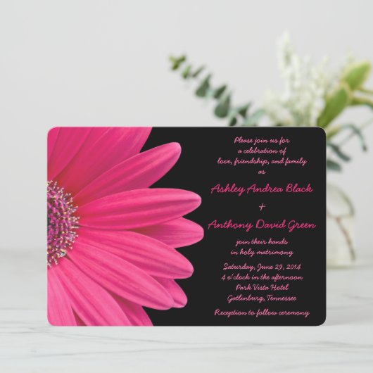 ピンクガーベラデイジーオンブラック結婚式招待状 招待状 (スタンド正面)