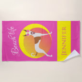 ピンクガーリーと黄色の犬 ビーチタオル (正面)