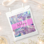 ピンクガーリーのホログラフィック虹色モノグラム名 フェイバーバッグ (クリップ留めされた状態)