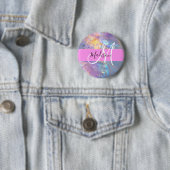 ピンクガーリーのホログラフィック虹色モノグラム名 缶バッジ (インサイチュ)