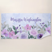 ピンクガーリーのモダンカクテルの野エレガント花 ビーチタオル (正面)