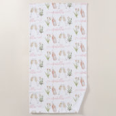 ピンクガーリーのモダンカクテルワイルドフラワーエレガントビー ビーチタオル (正面)