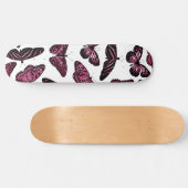 ピンクガーリーの黒い蝶の水色パターン スケートボード (横)