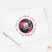 ピンクガーリーブラックバスケットボールコート私の幸せな場所 ラウンドシール (封筒)