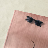 ピンクガーリーローズ金ゴールドブラシ仕上げメタルスクリプトモノグラム ビーチタオル (インサイチュ)