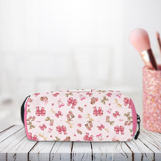 ピンクガーリー女性のカーボーイコケット模様モノグラム名 ドップキット