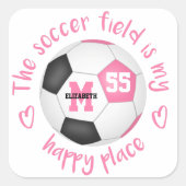 ピンクガーリー色のブラックサッカーフィールドは私の幸せな場所 スクエアシール (正面)