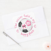 ピンクガーリー色のブラックサッカーフィールドは私の幸せな場所 スクエアシール (封筒)