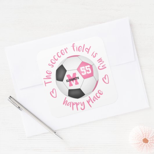 ピンクガーリー色のブラックサッカーフィールドは私の幸せな場所 スクエアシール (封筒)