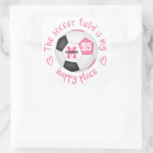 ピンクガーリー色のブラックサッカーフィールドは私の幸せな場所 スクエアシール (バッグ)