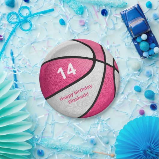 ピンクガーリー色の白いバスケットボール誕生日パーティー ペーパープレート (パーティー)