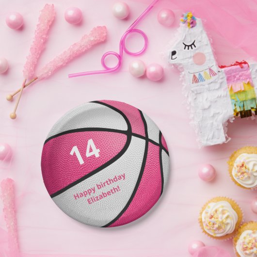 ピンクガーリー色の白いバスケットボール誕生日パーティー ペーパープレート (パーティー)