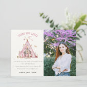 ピンクガールズテントスリーバースランバーフォト誕生日 サンキューカード (スタンド正面)