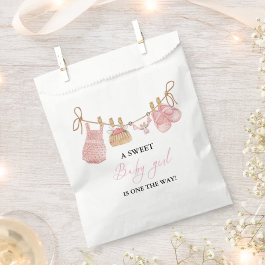 ピンクガールボヘミアン服ベビーシャワー フェイバーバッグ (クリップ留めされた状態)