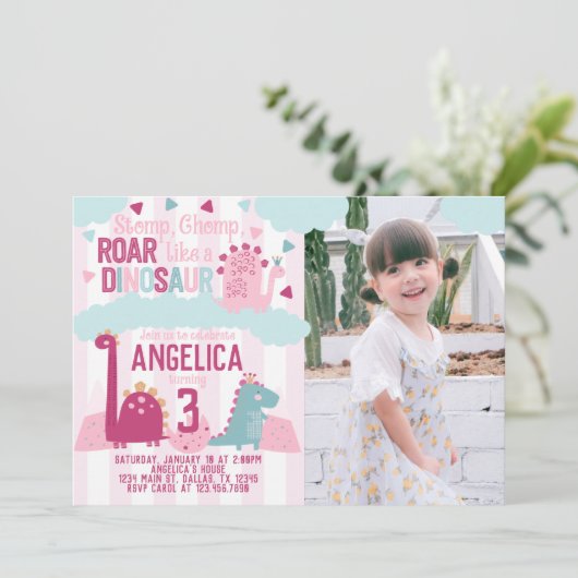 ピンクガール恐竜の誕生日パーティーをテーマにした招待 招待状 (スタンド正面)