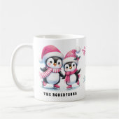 ピンクキュートペンギンズアイススケートで滑るファミリークリスマス コーヒーマグカップ (左)