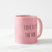 ピンクキューピッドテニス選手および文字付きラケット マグカップ (正面右)