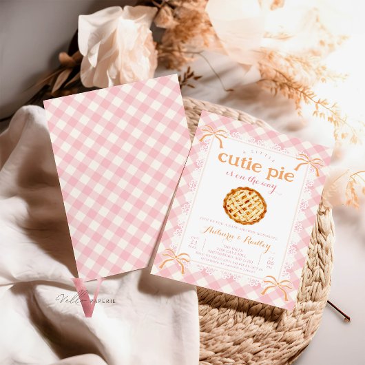 ピンクギンガムかわいこちゃんパイ任意の年齢ベビーシャワー 招待状