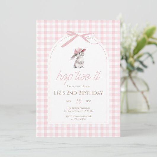 ピンクギンガムのうさぎ Hop Two It 2歳の誕生日 招待状 (スタンド正面)