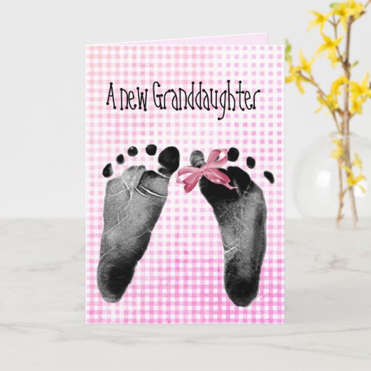ピンクギンガムの新しい孫娘の足跡 カード (黄色い花)