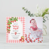 ピンクギンガムストロベリ1st誕生日の写真 招待状 (スタンド正面)