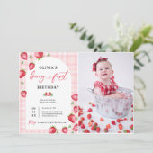 ピンクギンガムストロベリ1st誕生日の写真 招待状 (スタンド正面)