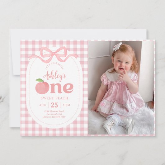 ピンクギンガムピーチファースト誕生日写真 招待状 (正面)