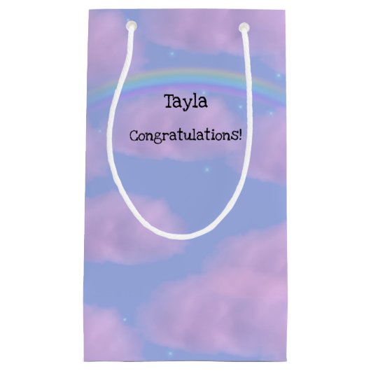 ピンククラウドアンドレインボーパーソナライズされた抱き枕 スモールペーパーバッグ (正面)