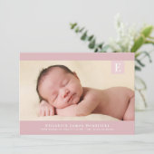 ピンククラシックモノグラムベビーガールフォト誕生 案内状 (スタンド正面)