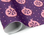 ピンククリスマスオーナメントオンパープルモダンホリデー ラッピングペーパー (ロールコーナー)